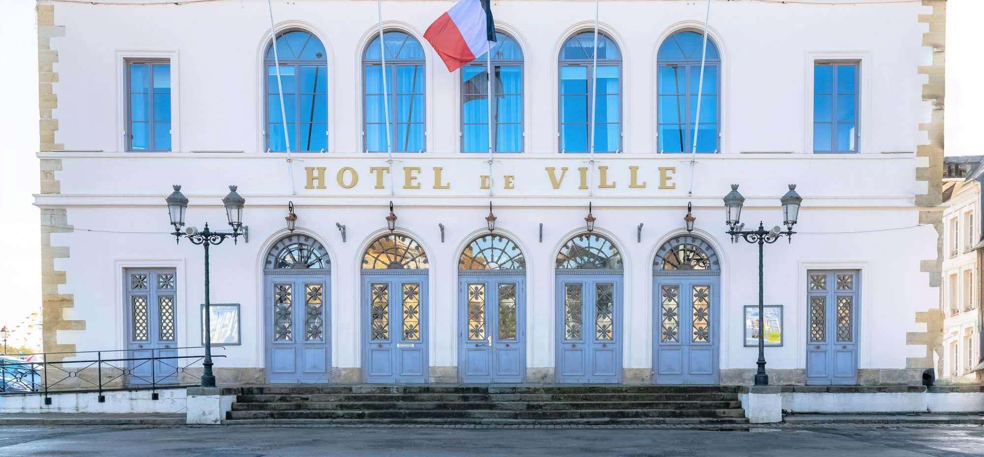 Prohibition des locations de biens publics à vil prix